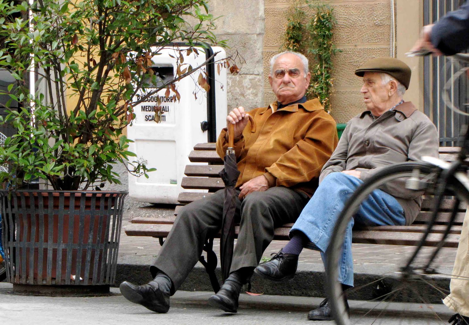 Italian+Men+sitting.jpg