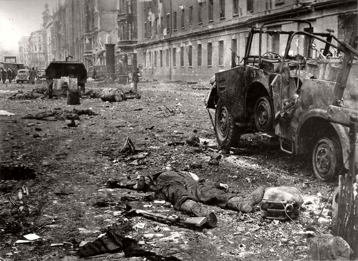 vintage-historic-photos-of-the-battle-of-berlin-1945-bw-09.jpg