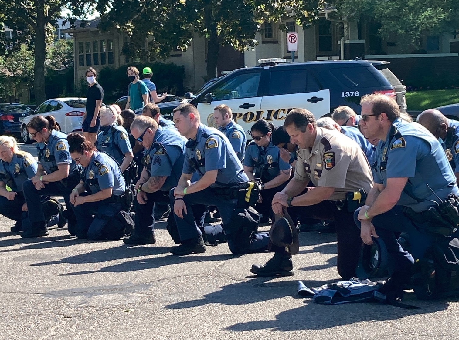 Cops-kneeling-better.jpg