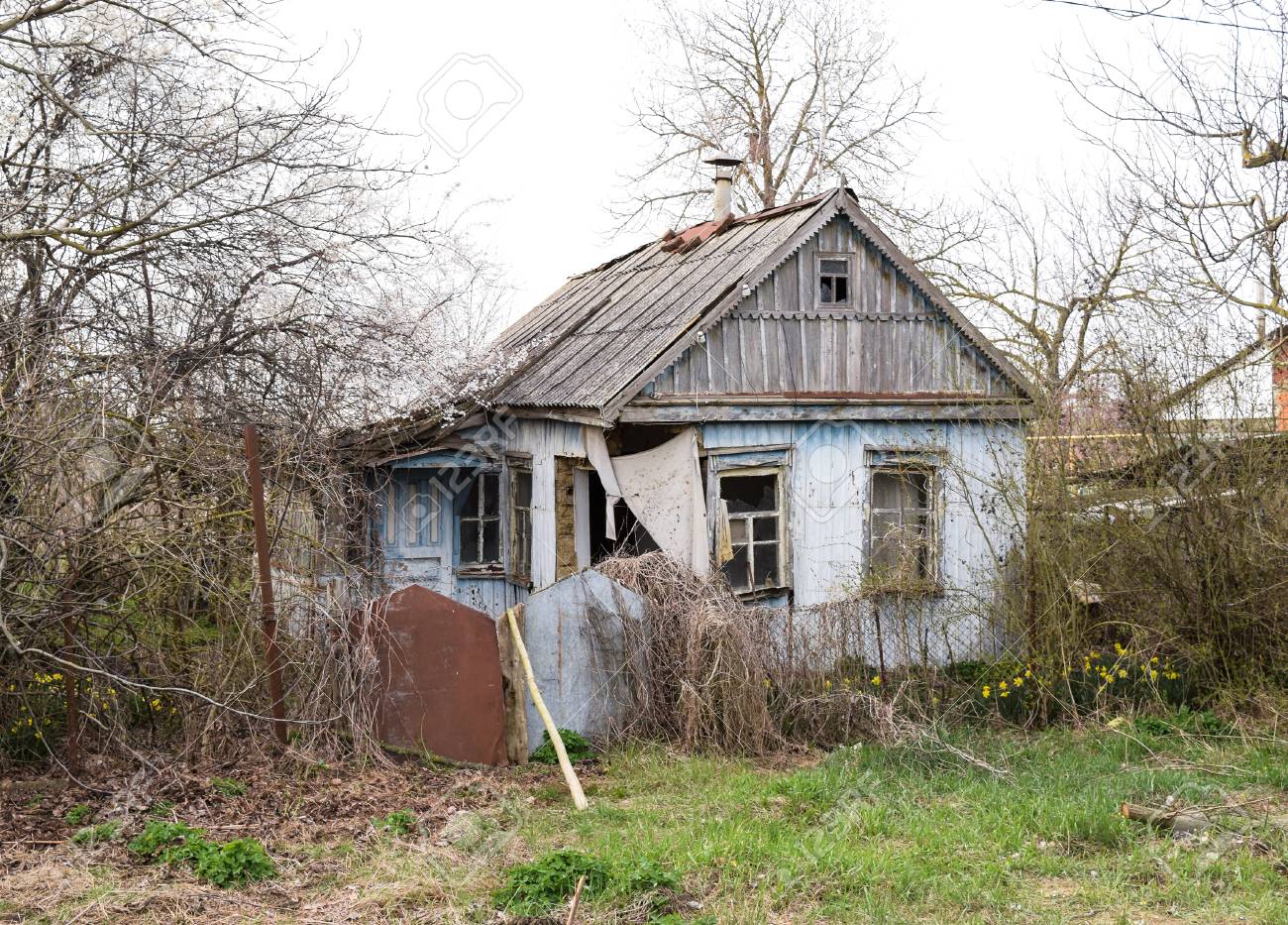 68603724-old-abandoned-house-in-the-village-destroys-house-.jpg
