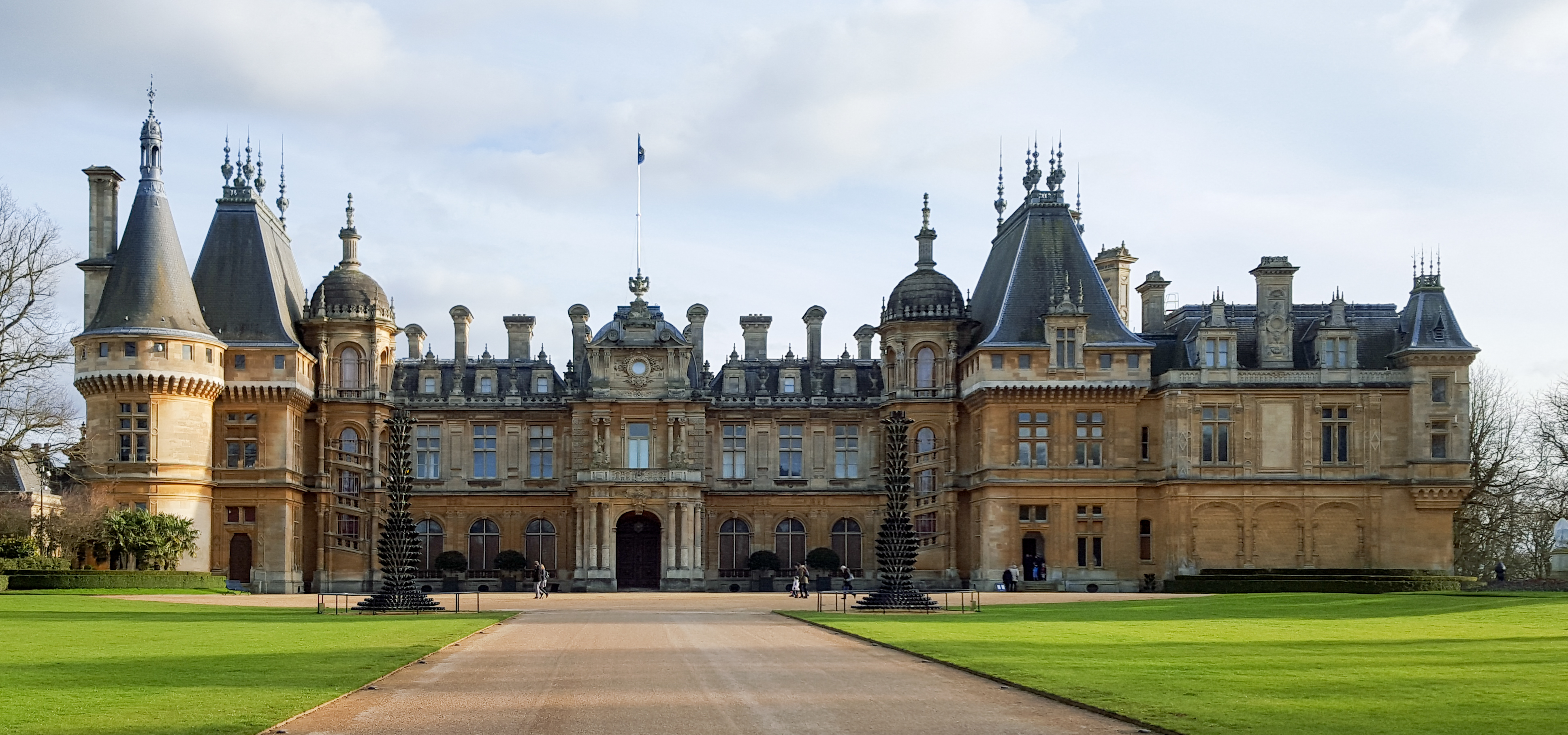 Waddesdon_Manor_north_west_2016.jpg