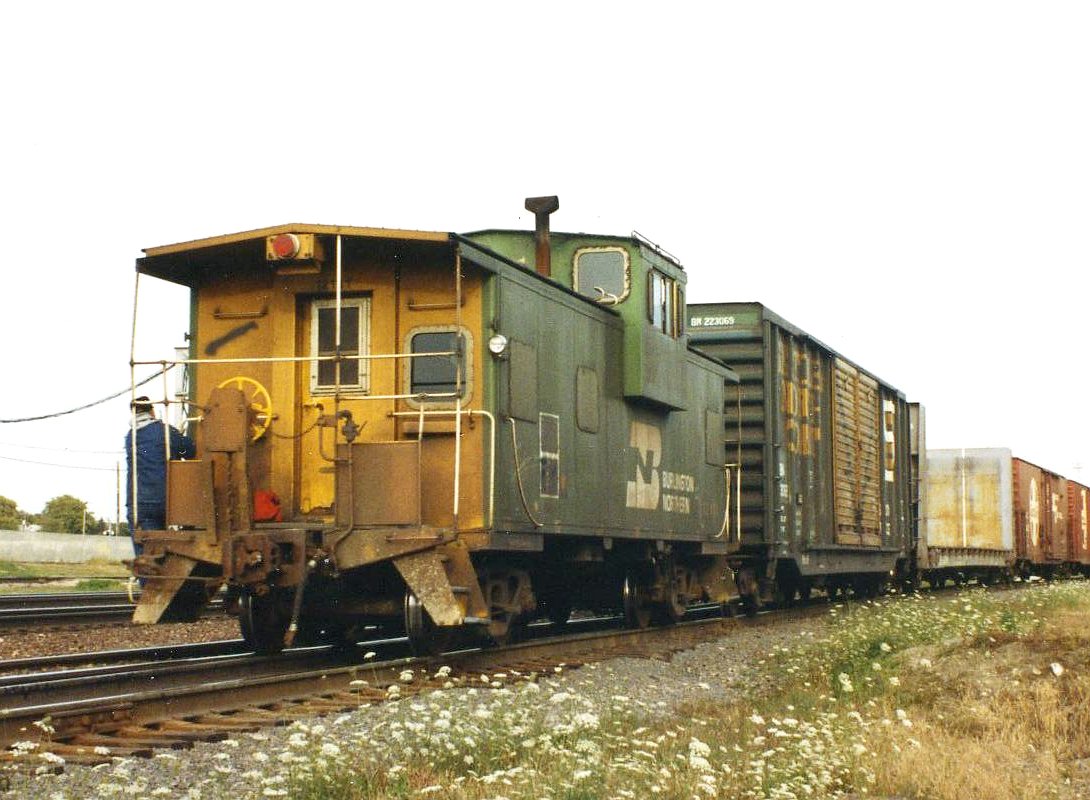 BN_caboose%2C_Eola_Yard%2C_1993.jpg