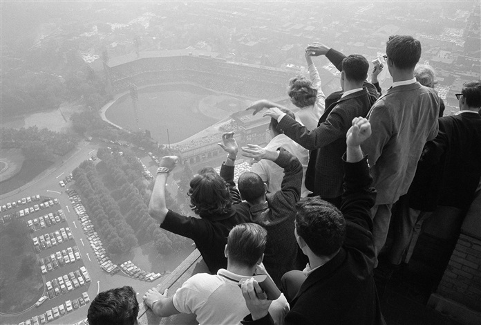 george-silk-university-of-pittsburgh-students-watch-the-1960-world-series-from-the-cathedral-of-learning,.jpg