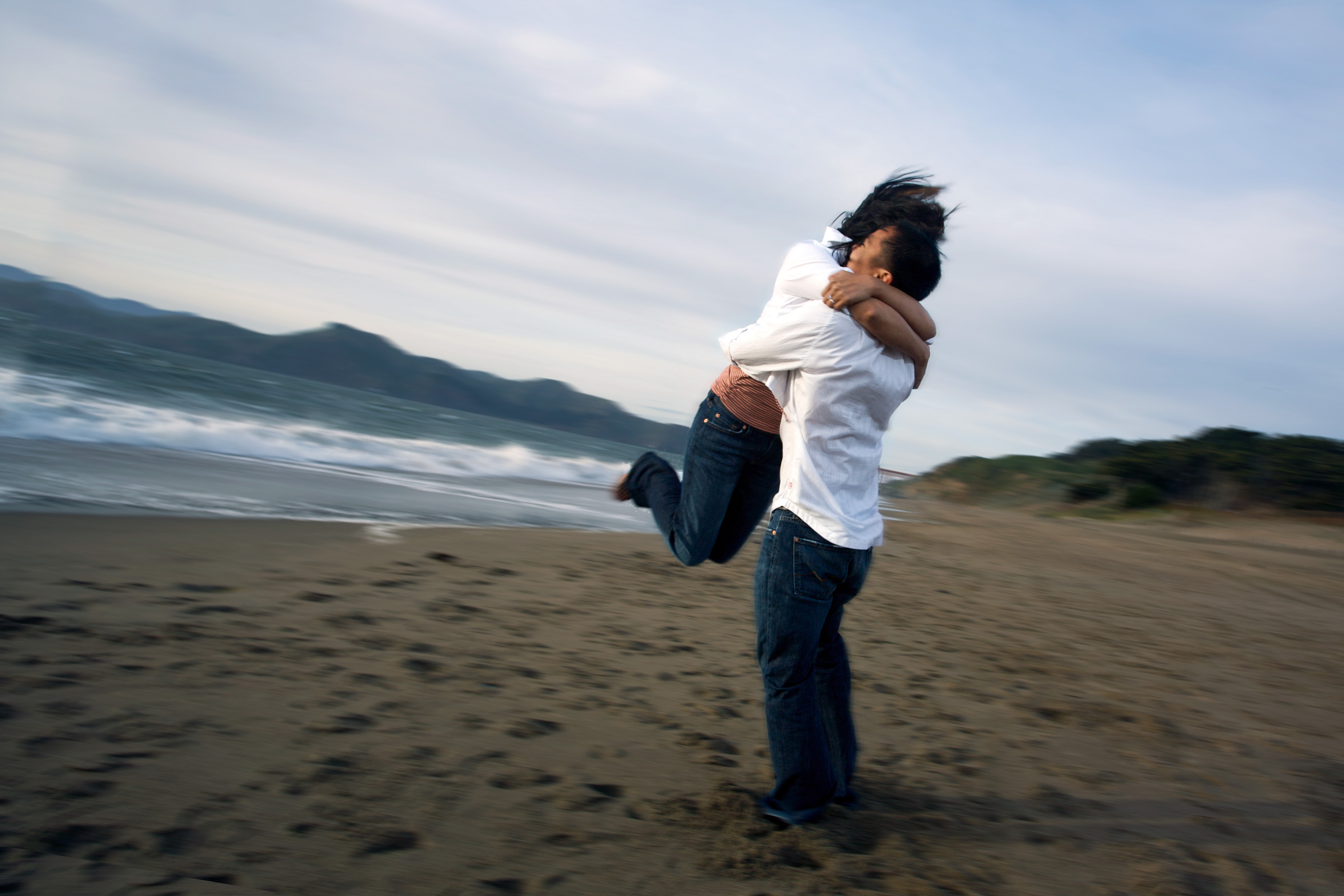 People_hugging_in_the_beach.jpg