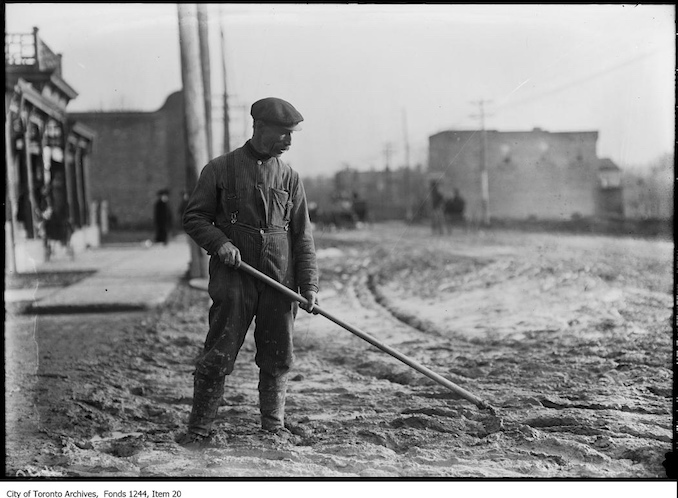 1911-Man-hoeing-muddy-road-smooth-Yonge-Street-at-Davisville-Avenue.jpg