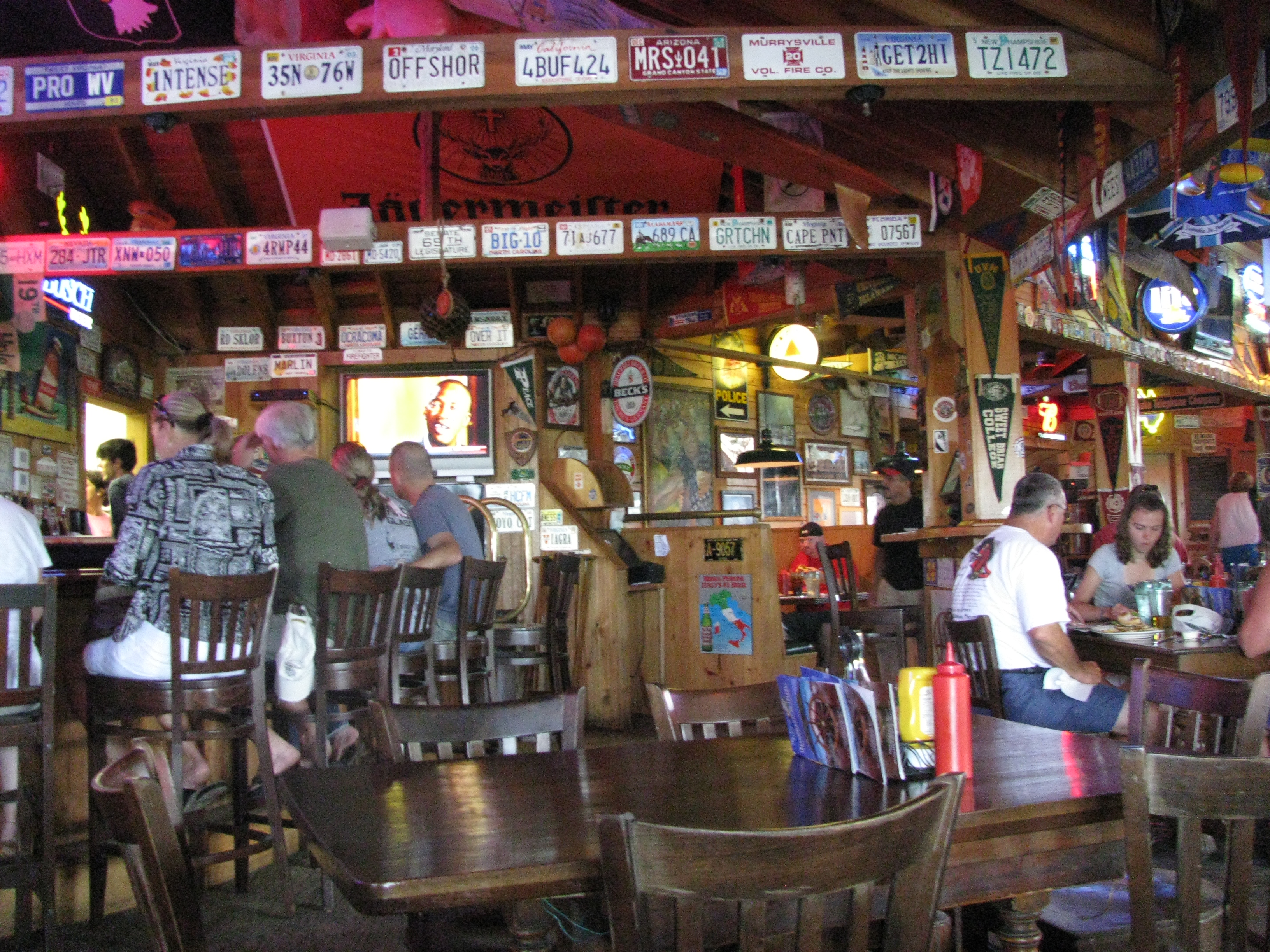 Howard%27s_pub_in_Ocracoke_-_inside.jpg