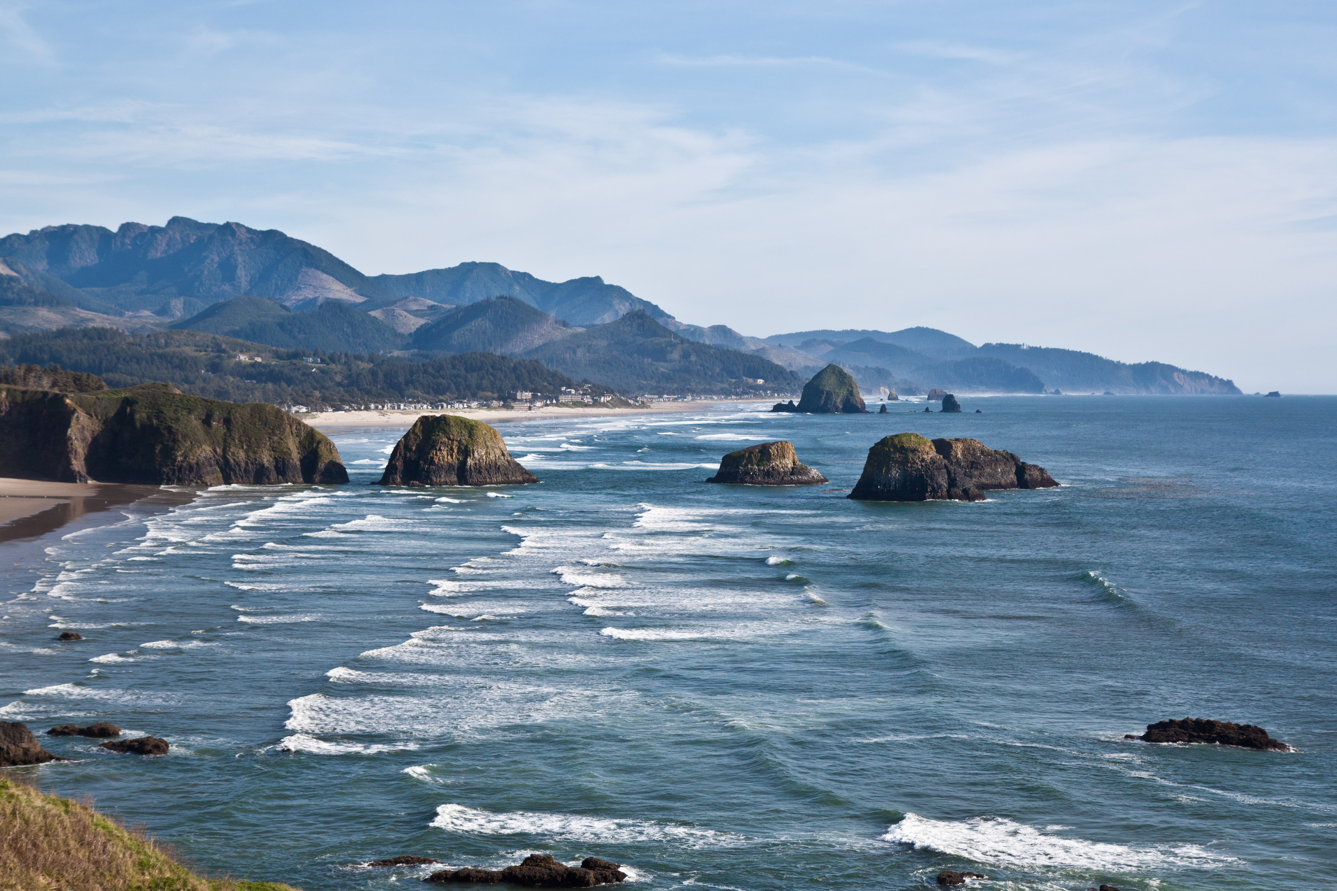 Oregon_coastline_near_Cannon_Beach.jpg