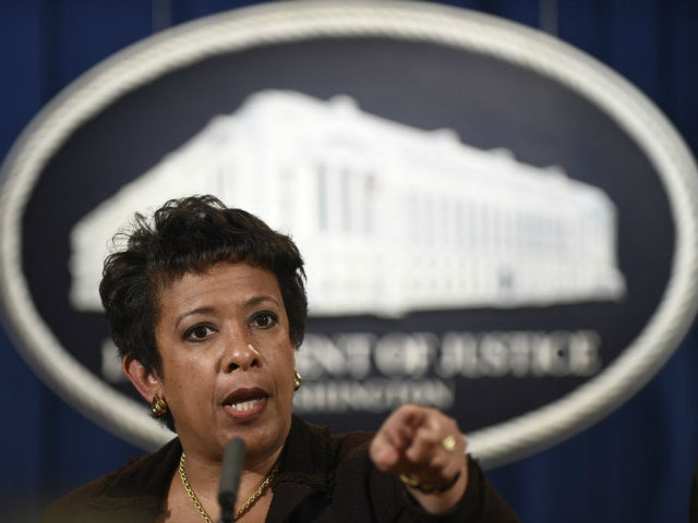 Loretta-Lynch-pointing-ap-640x480.jpg