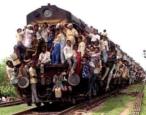 6165d1182749374-how-dangerous-are-indian-trains-overloaded_train_hanging_india.jpg