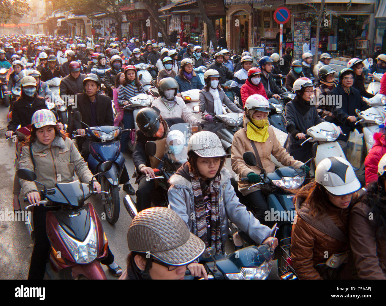 late-afternoon-rush-hour-motorbike-traffic-in-hang-gai-st-hanoi-old-C5AAFJ.jpg