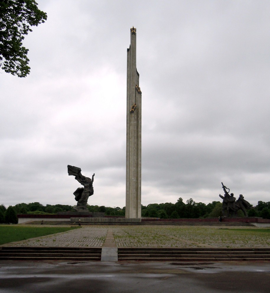 Monument_to_Soviet_soldiers_liberated_Latvia_from_Nazi_invaders.01.jpg