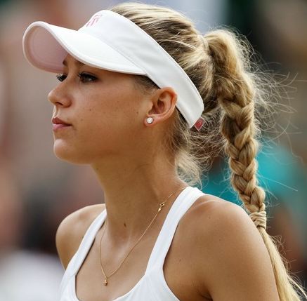 Anna+Kournikova+in+a+ponytail+and+white+visor+during+Wimbledon+2010.JPG