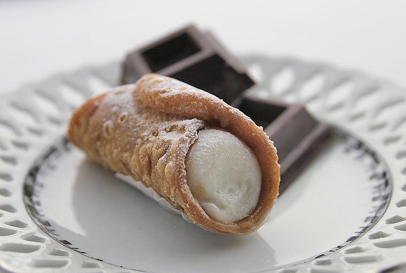 Cannolo_siciliano_with_chocolate_squares.jpg