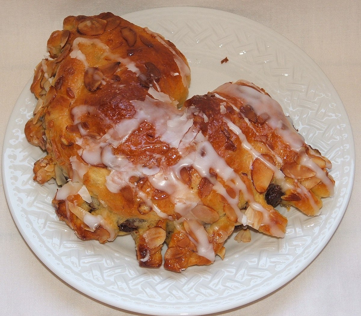 1200px-Bear_claw_pastry.JPG