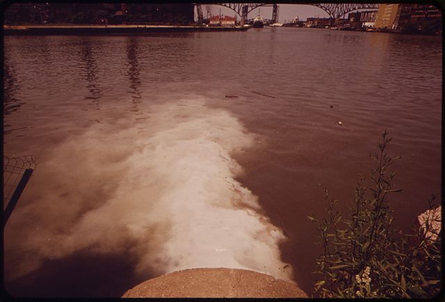 640px-CITY_PUMP_STATION_DISCHARGES_SEWAGE_INTO_THE_CUYAHOGA_RIVER_-_NARA_-_550206.jpg